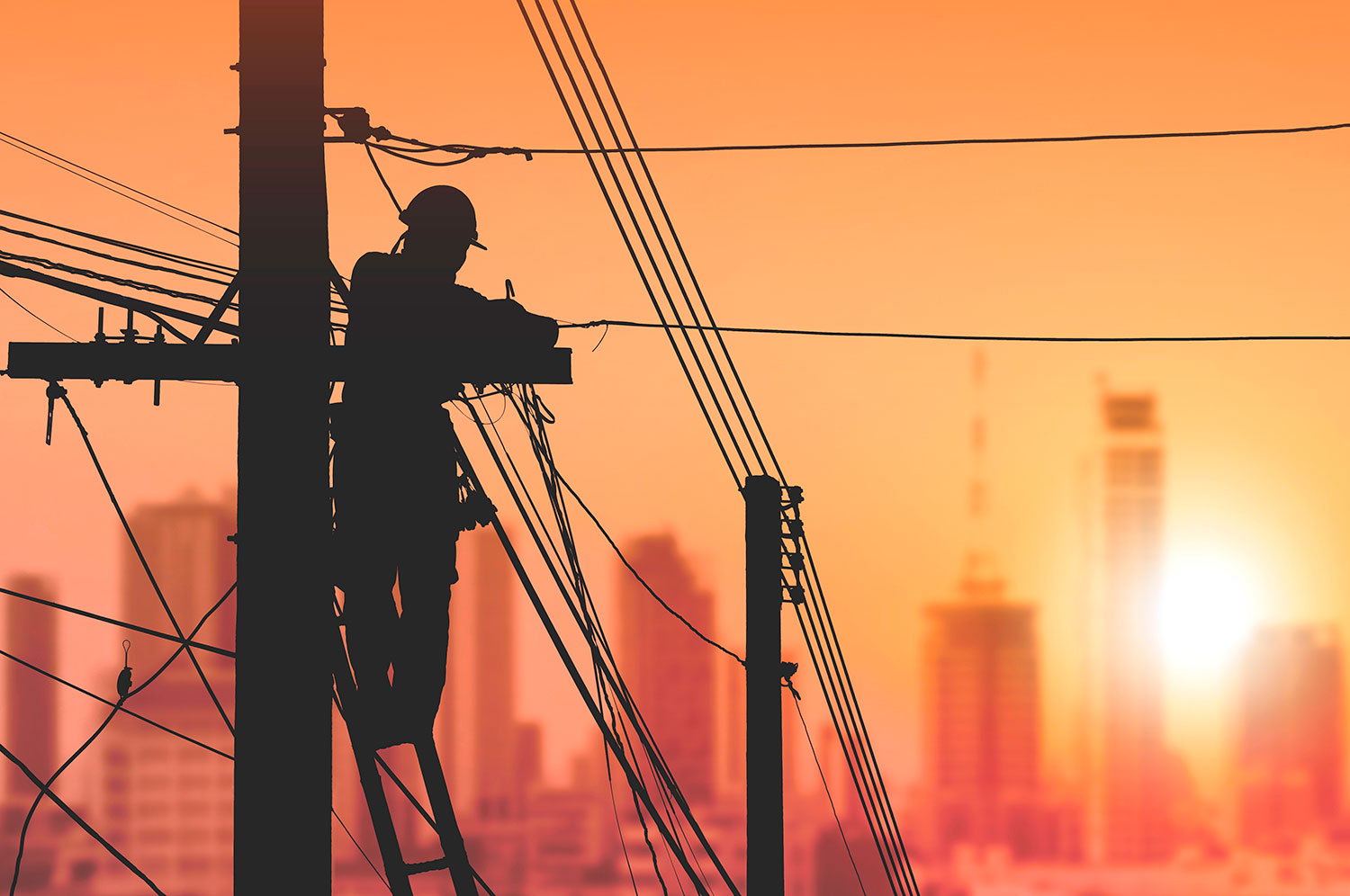 El cable de cobre para puesta a tierra es el garante silencioso de la seguridad eléctrica. Su elección correcta, basada en el calibre adecuado (mm² o AWG) y la normativa aplicada (IEC, REBT, NEC), es una inversión que protege vidas y activos. No se conforme con calibres inferiores a los especificados.