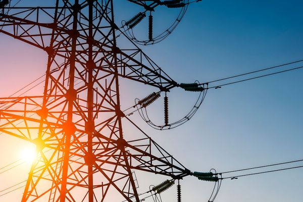 El cable de cobre para puesta a tierra es el garante silencioso de la seguridad eléctrica. Su elección correcta, basada en el calibre adecuado (mm² o AWG) y la normativa aplicada (IEC, REBT, NEC), es una inversión que protege vidas y activos. No se conforme con calibres inferiores a los especificados.